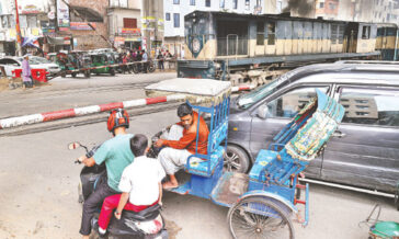 লেভেলক্রসিংয়ে অবরুদ্ধ ঢাকা