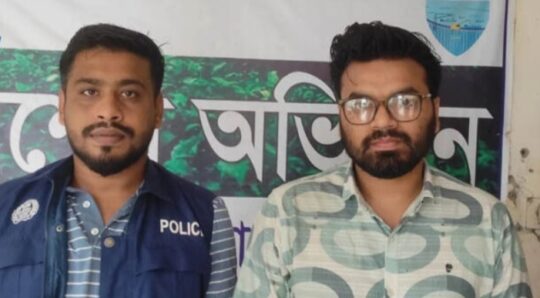 দেবিদ্বারে গৃহবধূর ঘর থেকে এনসিপি নেতাকে আটক করলো জনতা