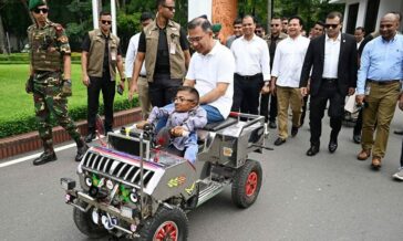 বিশেষ চাহিদাসম্পন্ন তরুণের স্মার্ট কারে চড়লেন প্রধানমন্ত্রী