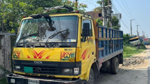 চৌদ্দগ্রামে মহাসড়কে ব্যারিকেড দিয়ে ট্রাক থেকে ১০ গরু ডাকাতি, চালক-হেলপার আহত