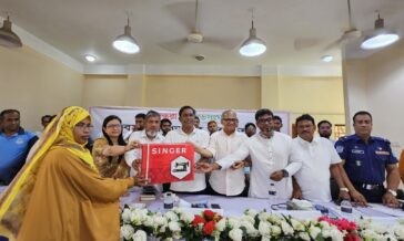 বসুন্ধরা শুভসংঘের শিবপুরে সেলাই মেশিন বিতরণ
