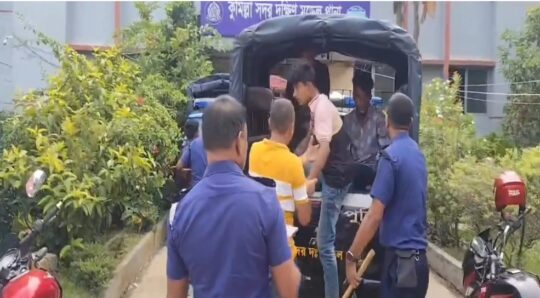 নিষিদ্ধ ছাত্রলীগের ঝটিকা মিছিল, ৪৫ জনকে আটক করে পুলিশে দিলো স্থানীয়রা