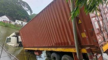 কুমিল্লায় অটোরিকশাকে ধাক্কা দিয়ে লরি পুকুরে, নিহত দুই