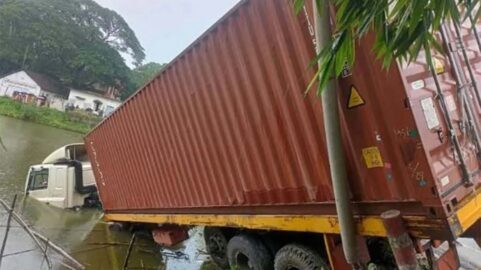 কুমিল্লায় অটোরিকশাকে ধাক্কা দিয়ে লরি পুকুরে, নিহত দুই